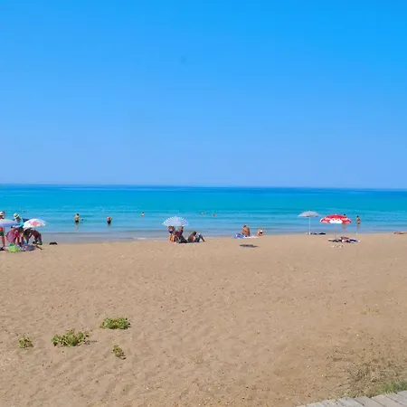 Beachfront Yannis On Agios Gordios 度假居